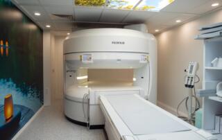 Sala de resonancia magnética abierta Fujifilm Oasis con diseño humanizado y tragaluz artificial para pacientes con claustrofobia