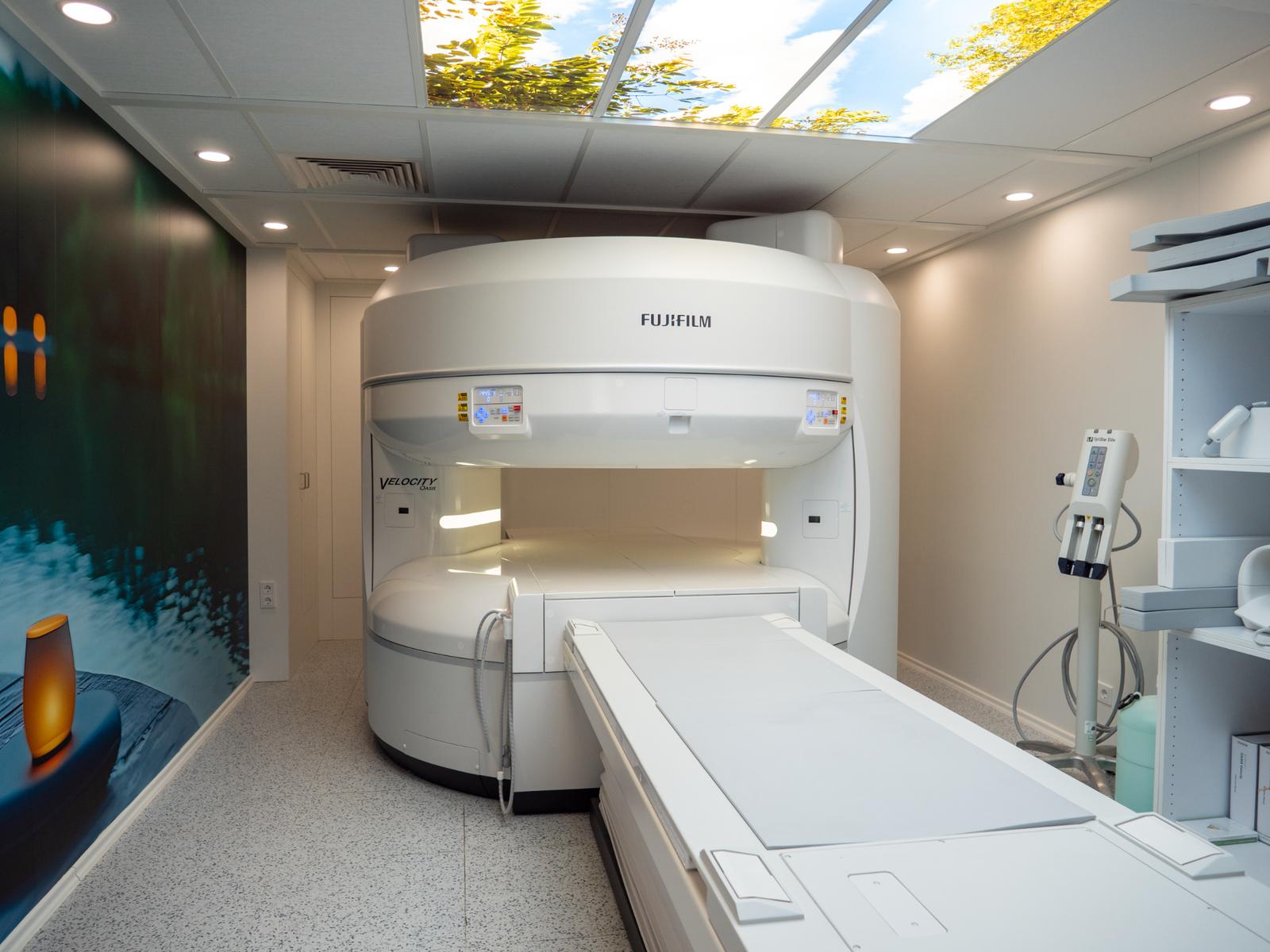 Sala de resonancia magnética abierta Fujifilm Oasis con diseño humanizado y tragaluz artificial para pacientes con claustrofobia