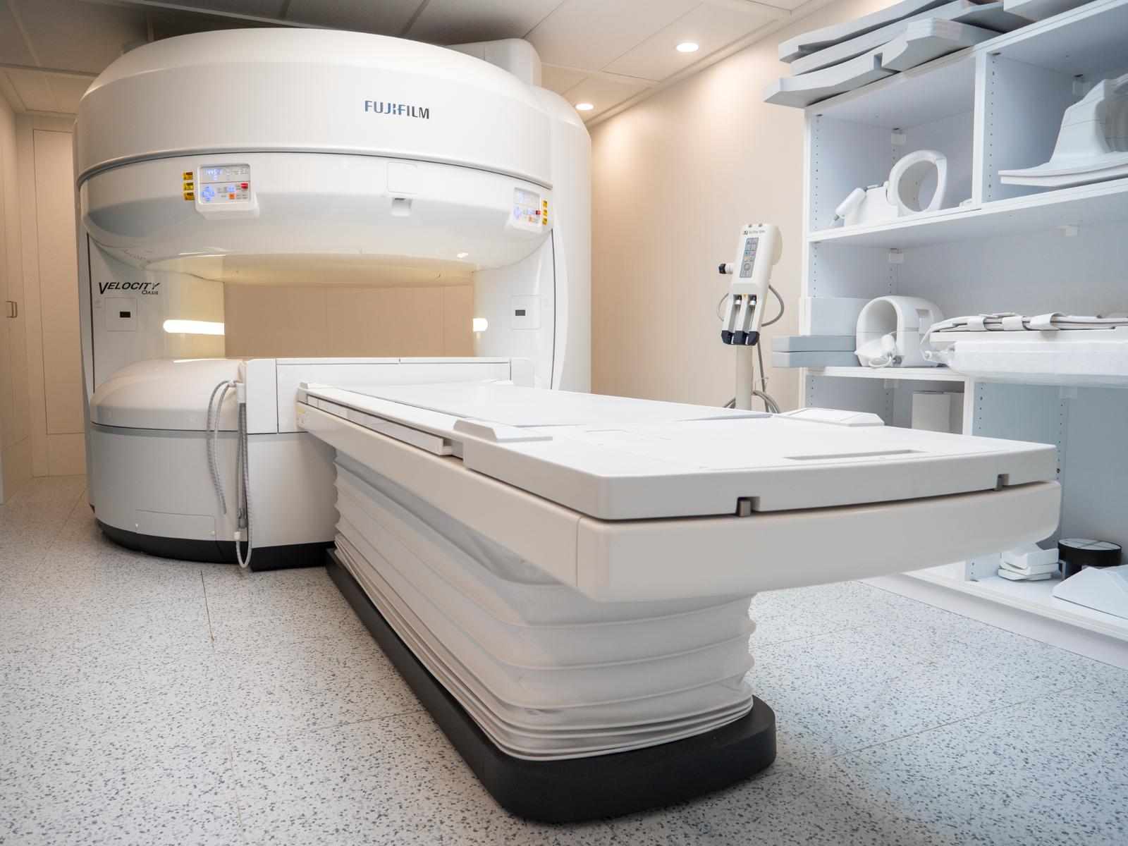 Sala de resonancia magnética abierta Fujifilm Velocity Oasis mostrando la camilla ancha y el amplio espacio abierto para pacientes con mayor volumen corporal u obesidad