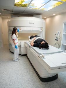 paciente en resonancia magnética abierta con acompañamiento técnico ansiedad