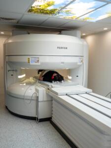 resonancia magnética abierta acceso fácil camilla amplia movilidad reducida