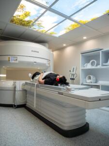 paciente con auriculares resonancia magnética abierta entorno adaptado seinsibilidad sensorial