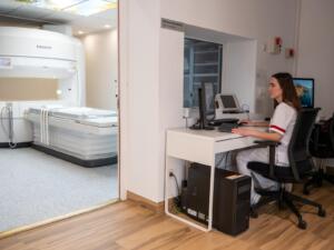 técnico visible desde sala resonancia magnética acompañamiento infantil