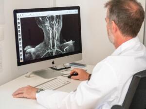 médico revisando resultados resonancia magnética diagnóstico imagen