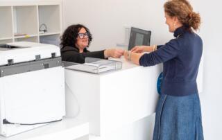 Atención personalizada en recepción para pacientes con TEA e hipersensibilidad sensorial antes de una resonancia magnética.