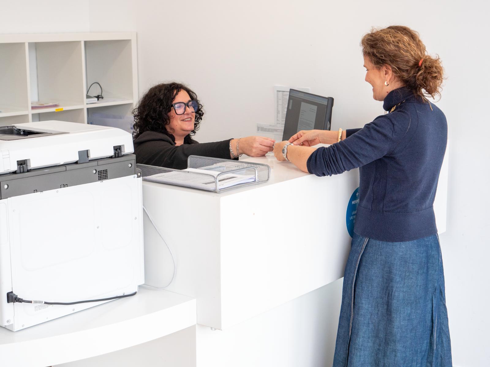 Atención personalizada en recepción para pacientes con TEA e hipersensibilidad sensorial antes de una resonancia magnética.